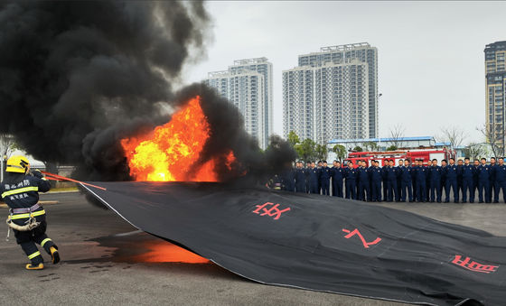 Electric Vehicle Fire Protection Blanket with 550℃/1000℃ Thermal Resistance for Oxygen Deprivation and Easy Two-Person Deployment